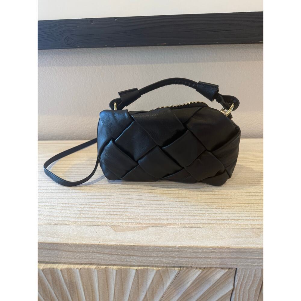 Valentina Fiore two-way Italian woven leather crossbody bag. Gold hardware. - Picture 10 of 13
